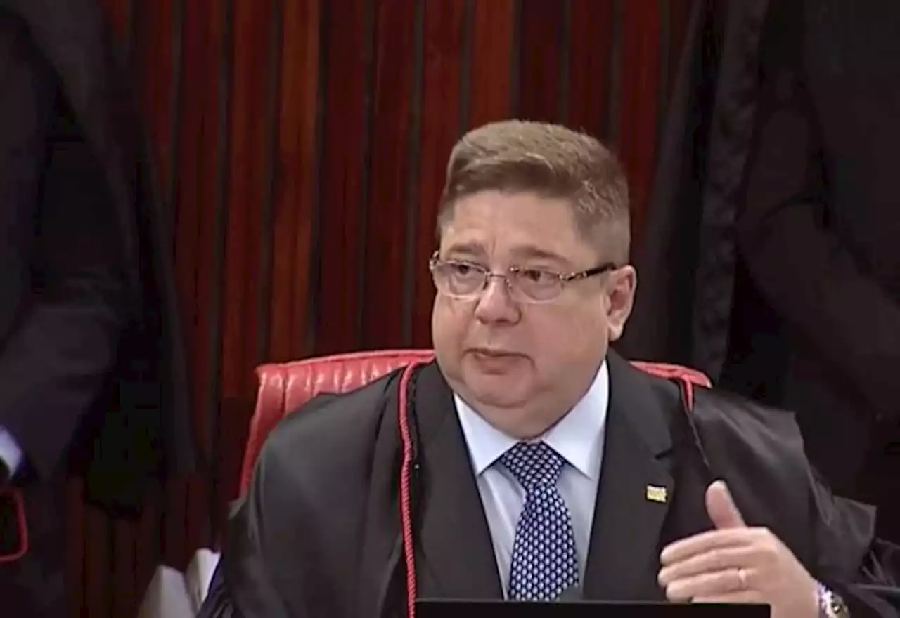 Julgamento de Bolsonaro: ministro vota contra condenar ex-presidente - SBT News