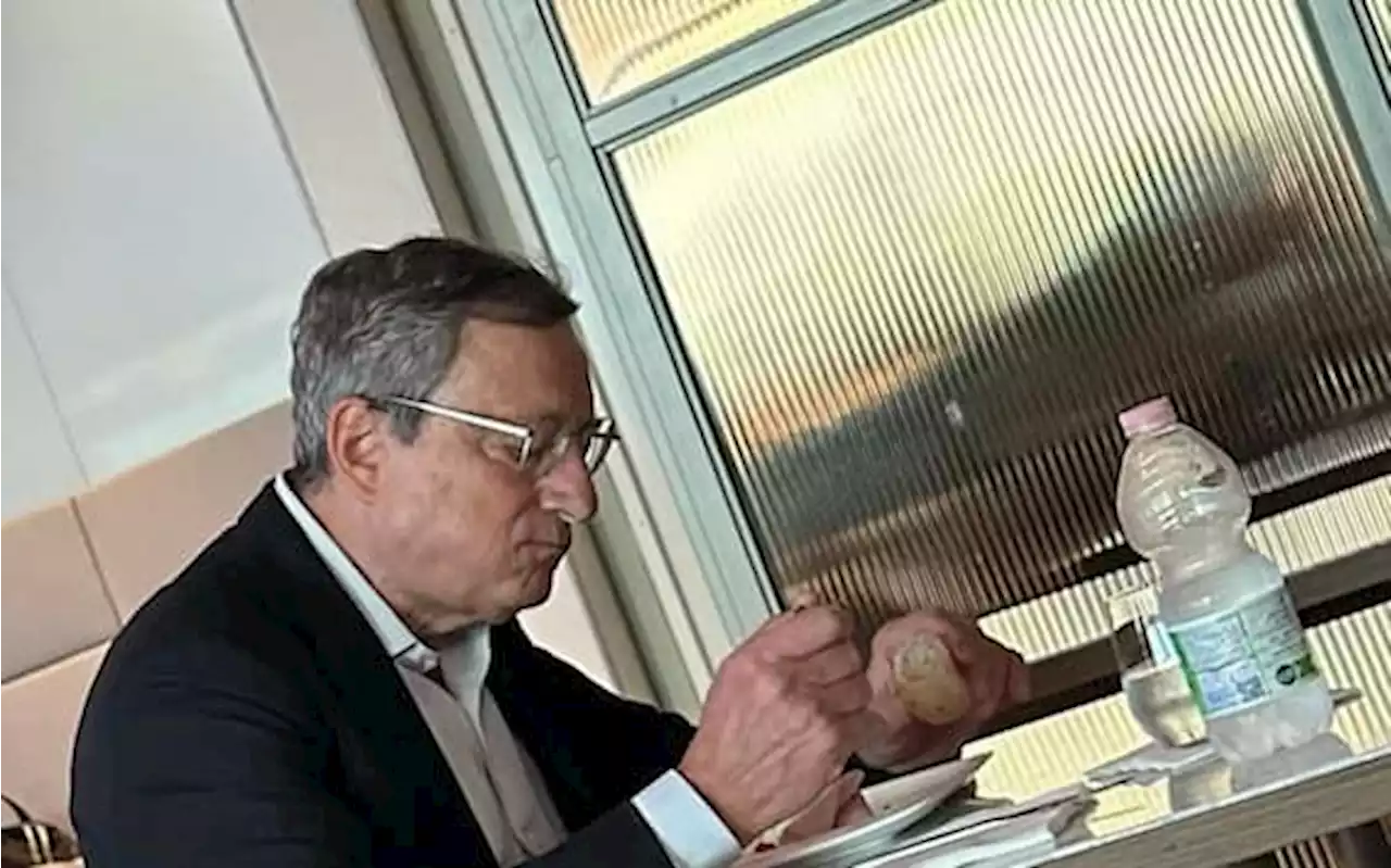 Il pranzo frugale di Mario Draghi all'aeroporto di Fiumicino