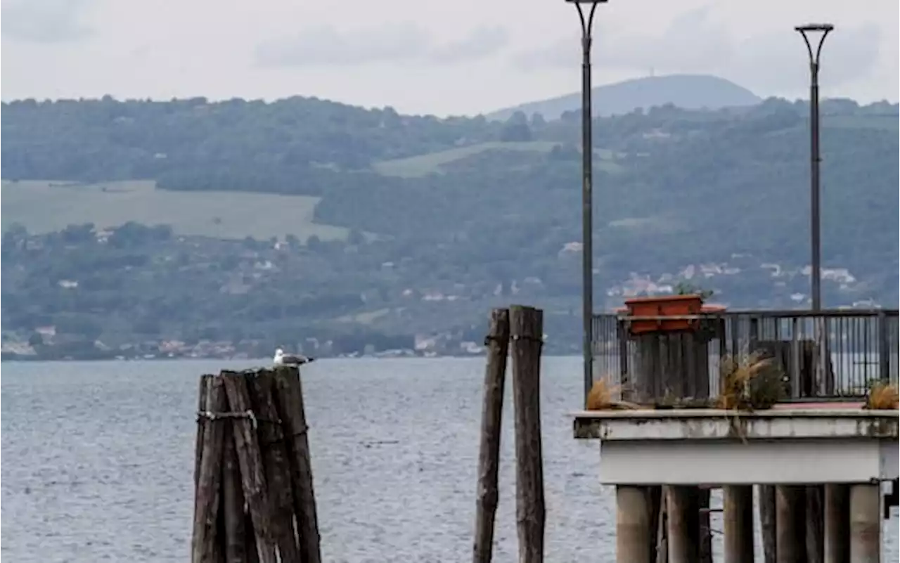 Roma, si tuffa e scompare nel lago di Bracciano, disperso 19enne