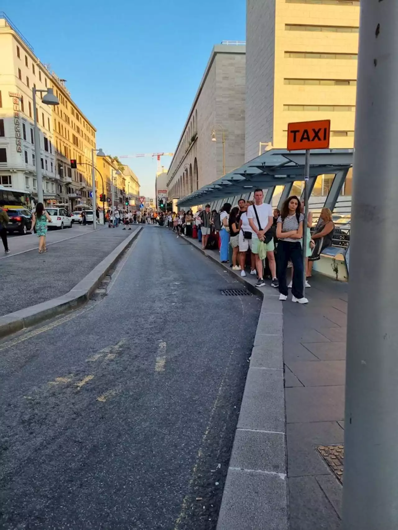 Roma Termini ore 12:00, solo tre taxi per 70 persone