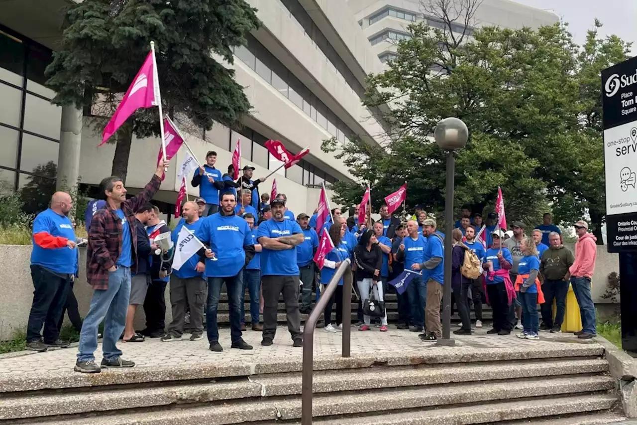 CUPE Local 4705 holds demonstration at city hall