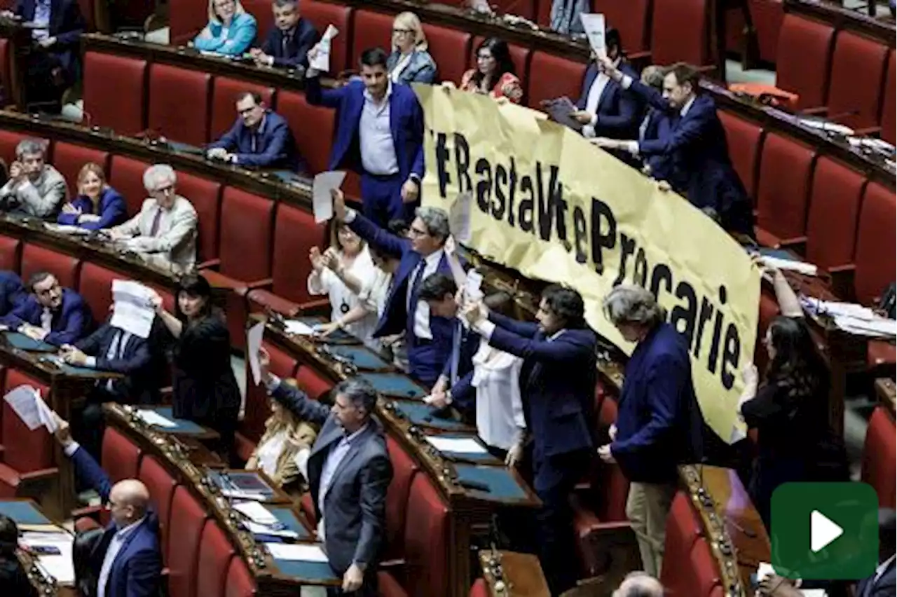 Striscione in Aula dei M5S contro il dl Lavoro, seduta sospesa alla Camera