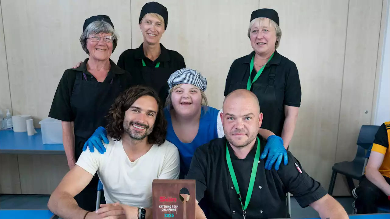 See heartwarming moment Joe Wicks surprises school cooks with special award