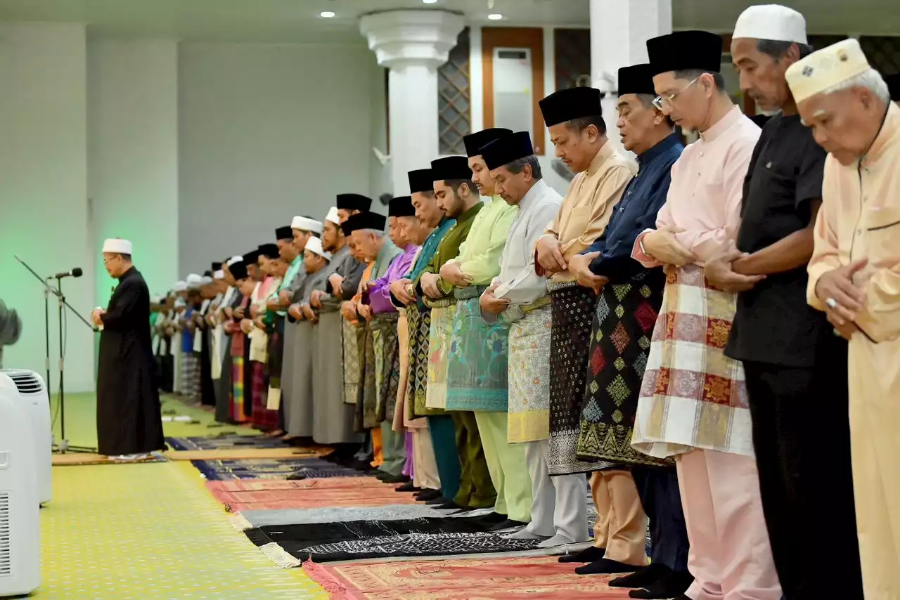 Sultan Mizan solat sunat Aidiladha di Masjid Al-Muktafi Billah Shah