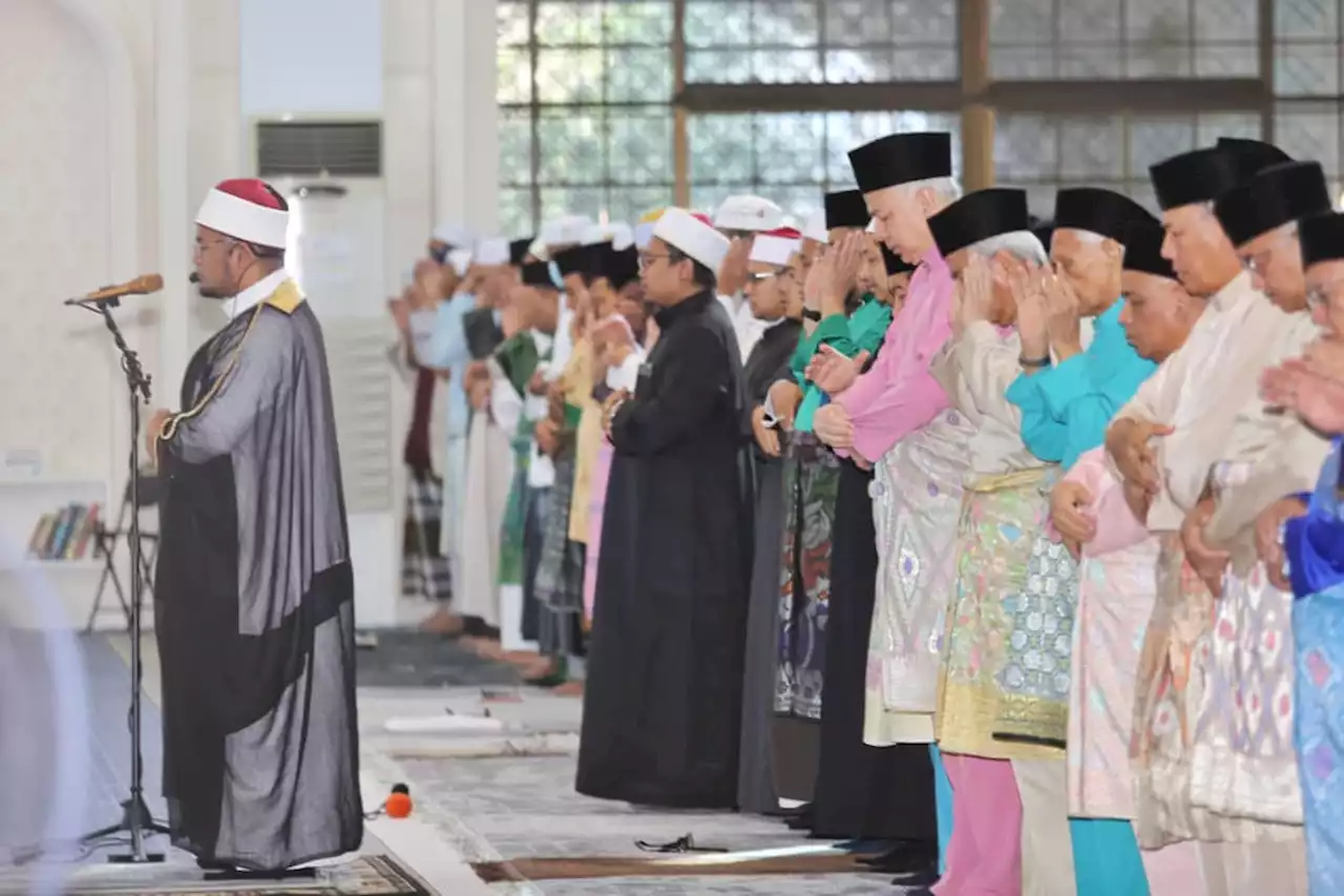 Sultan Nazrin solat sunat Aidiladha bersama 1,000 jemaah