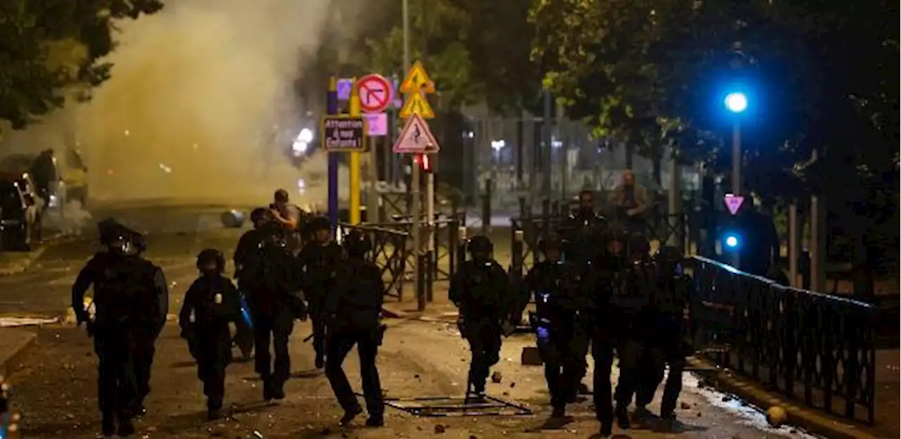 França tem segunda noite de agitação após polícia atirar em adolescente