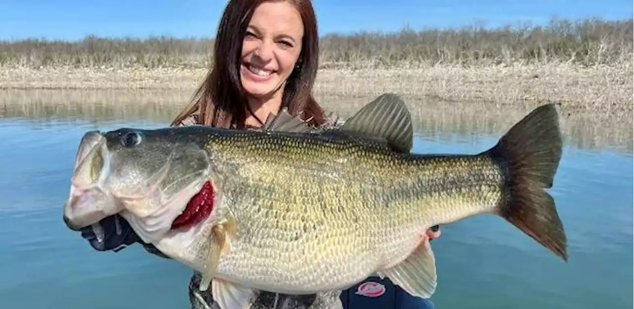 Pescadora quebra recorde mundial ao fisgar peixe de 5,5 kg nos EUA