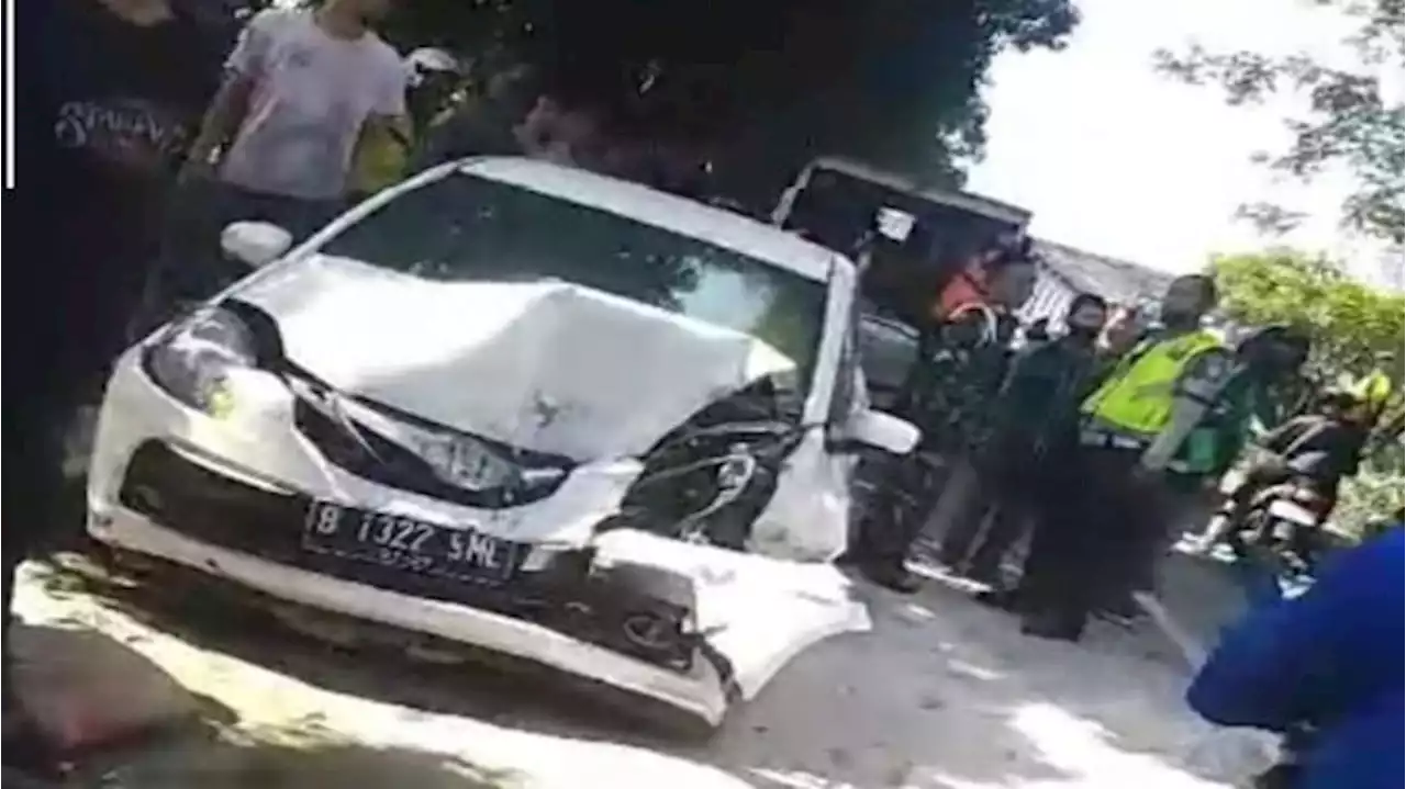 Honda Brio Tabrak Pick Up Hingga Nyungsep di Depok, Pengemudi Diduga Epilepsi