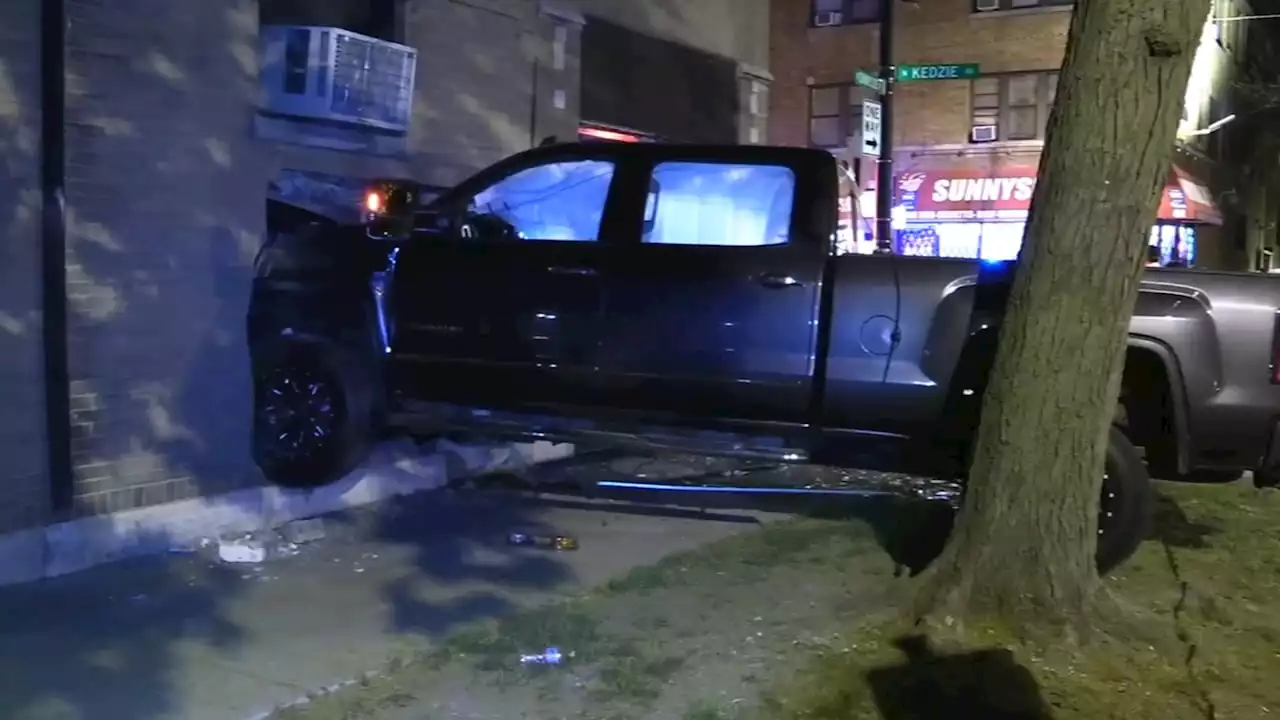 2 people hurt after pickup truck crashes into Albany Park apartment building, Chicago police say