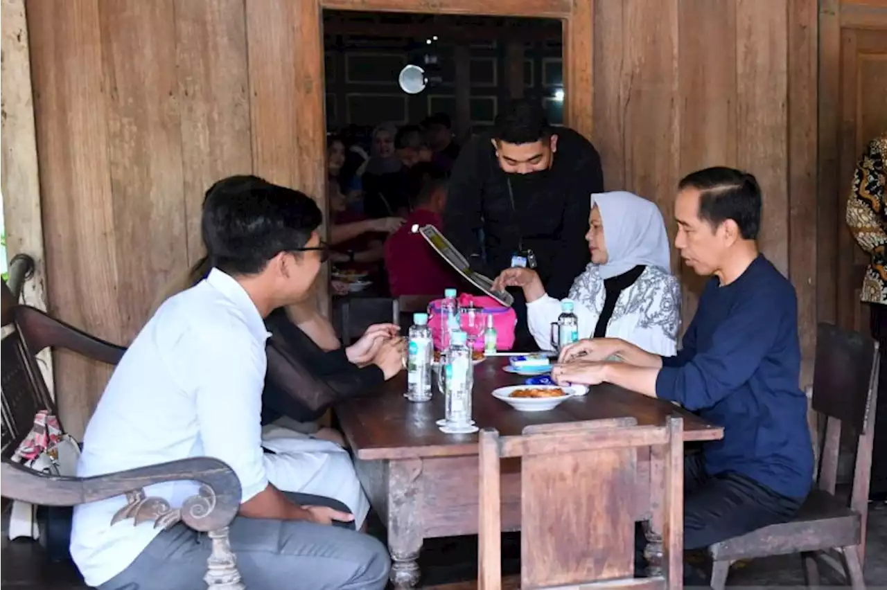 Presiden Jokowi dan keluarga berakhir pekan di Kopi Klotok Yogyakarta