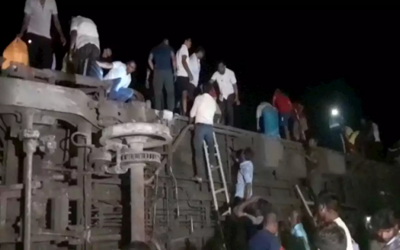 Fuertes imágenes | Suman 120 muertos y 800 heridos por choque de trenes en India