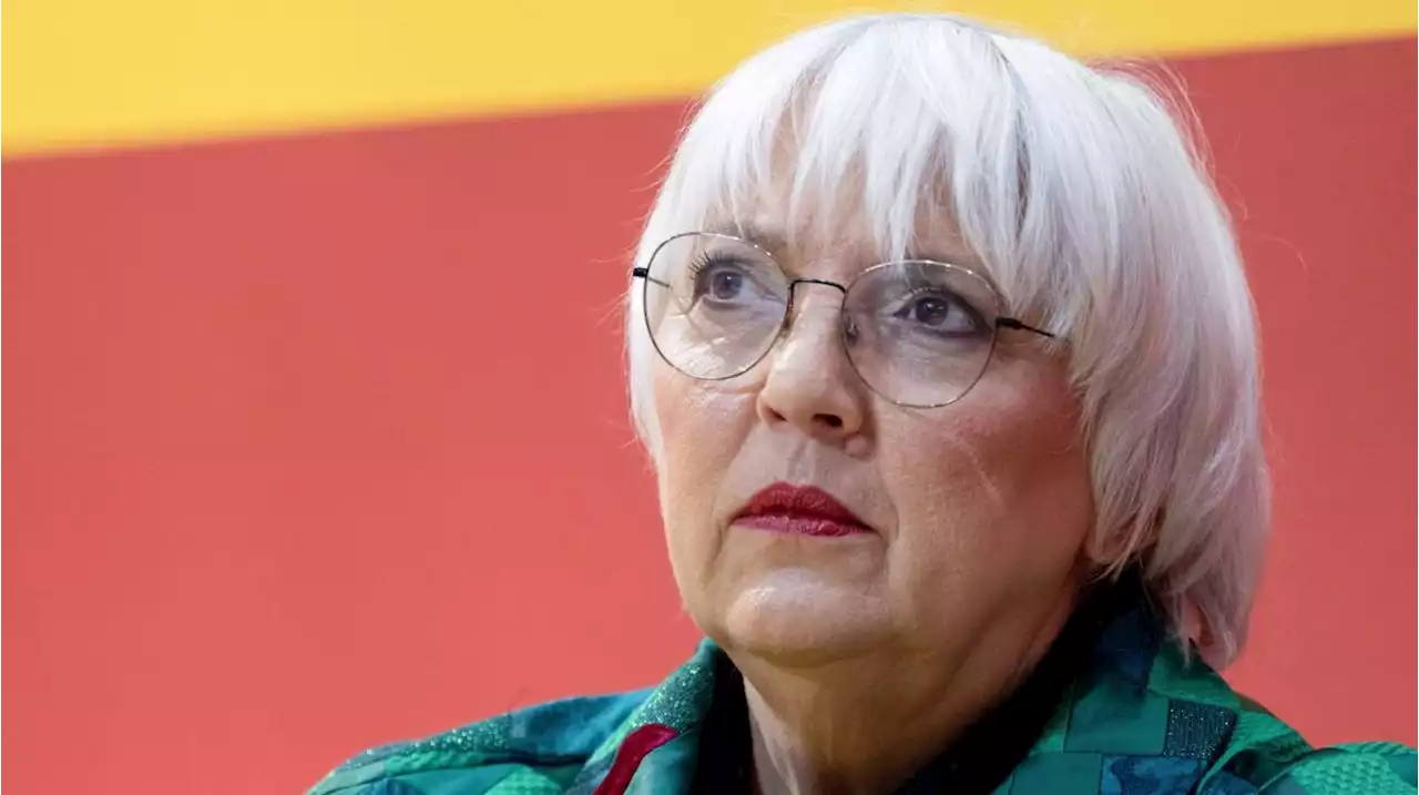 Claudia Roth trägt aktuell jede Menge Ballast mit sich