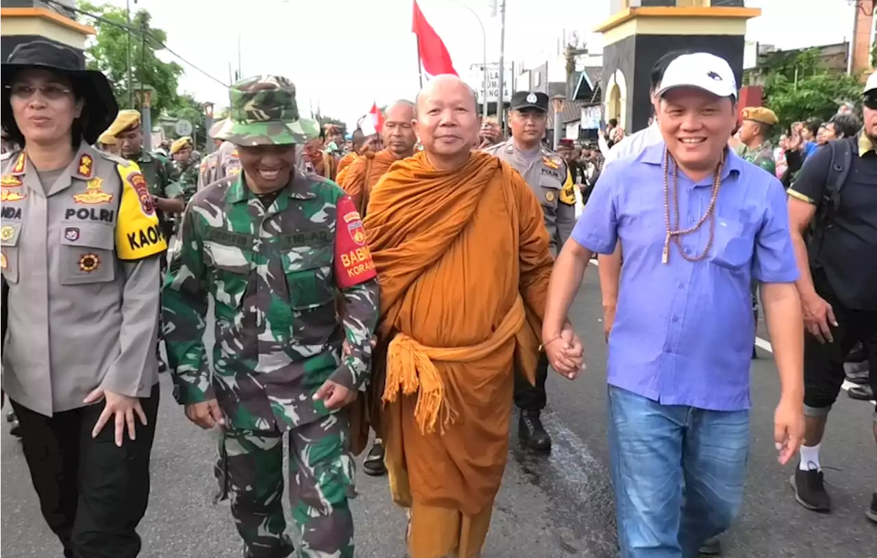 Anggota DPR Apresiasi Sambutan Masyarakat terhadap Biksu Jalan Kaki dari Thailand