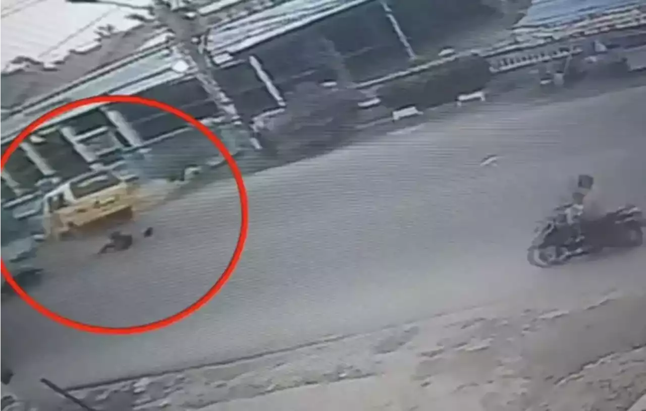 Kecelakaan Antara Angkot dengan 2 Sepeda Motor Terekam CCTV di Deli Serdang, 5 Orang Luka-Luka