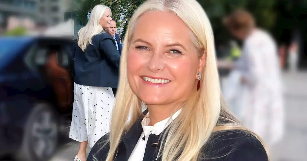 Mette-Marit von Norwegen: Sie strahlt im weißen Sommerkleid – doch alle blicken nur auf ihre Schuhe