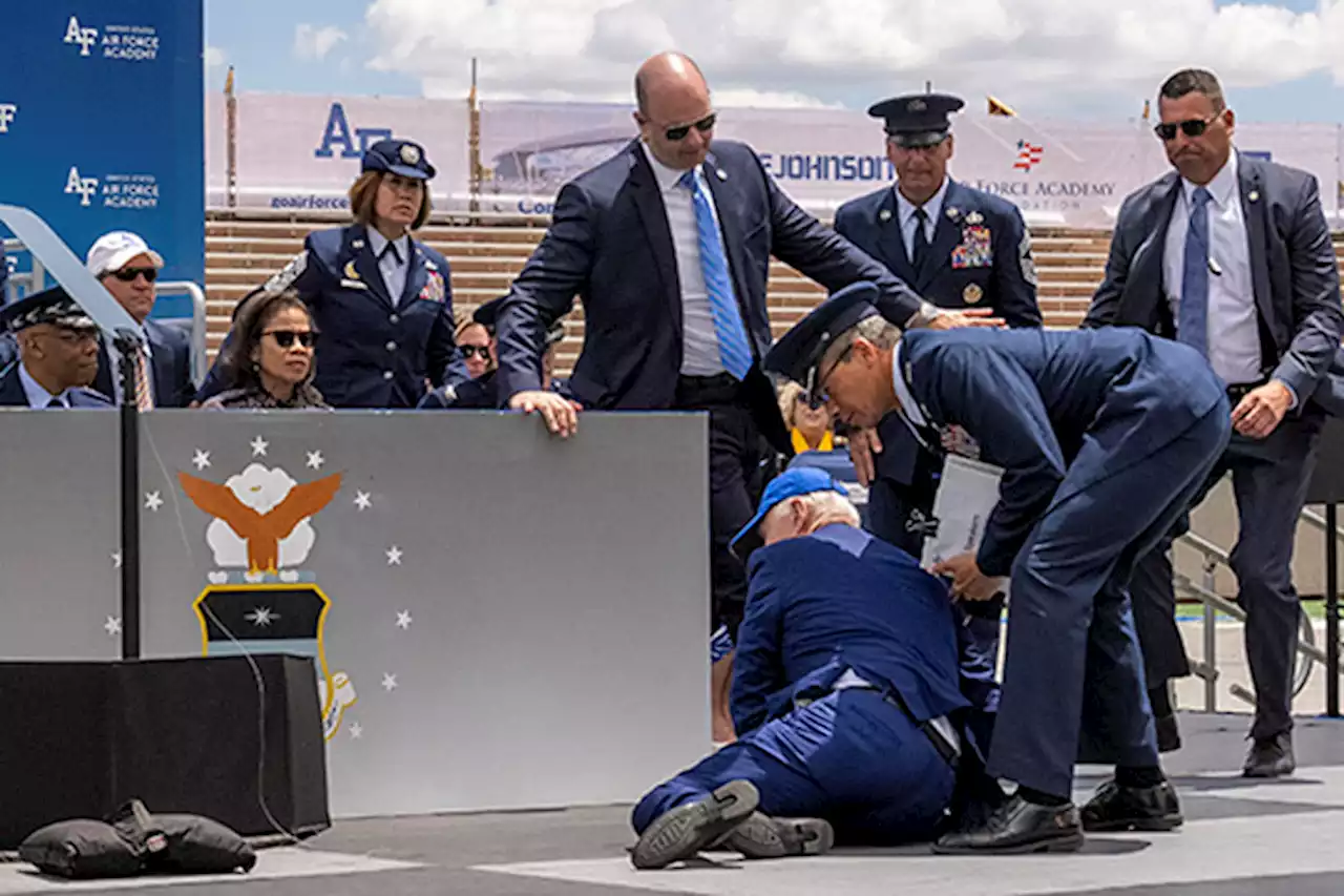 Biden says he got ‘sandbagged’ after he tripped, fell onstage at Air Force Academy graduation | Associated Press