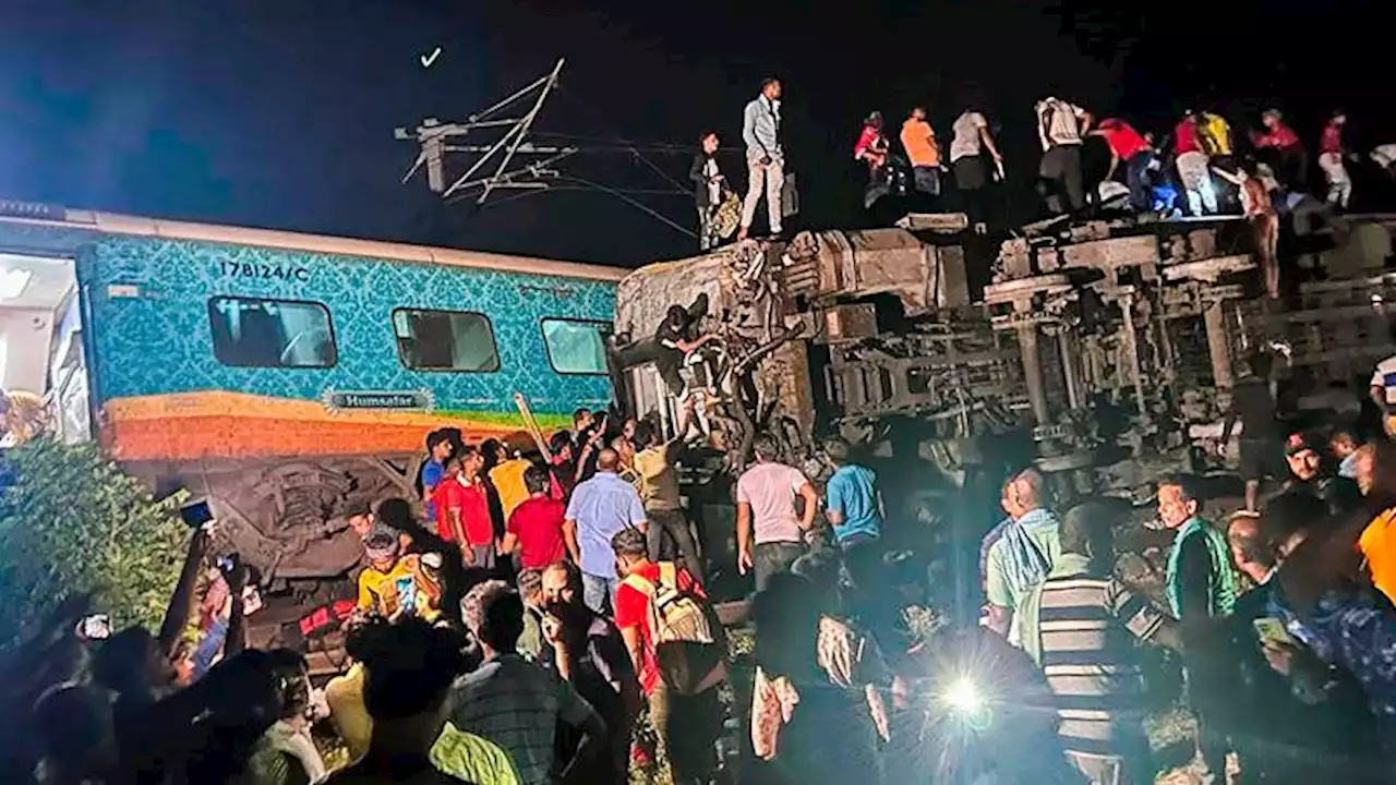 At least 120 killed and 400 injured in three-train crash in India | CNN