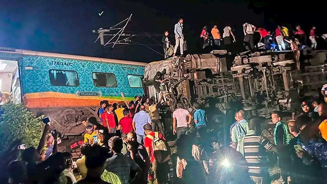 Al menos 200 muertos y 900 heridos en triple choque de trenes en India