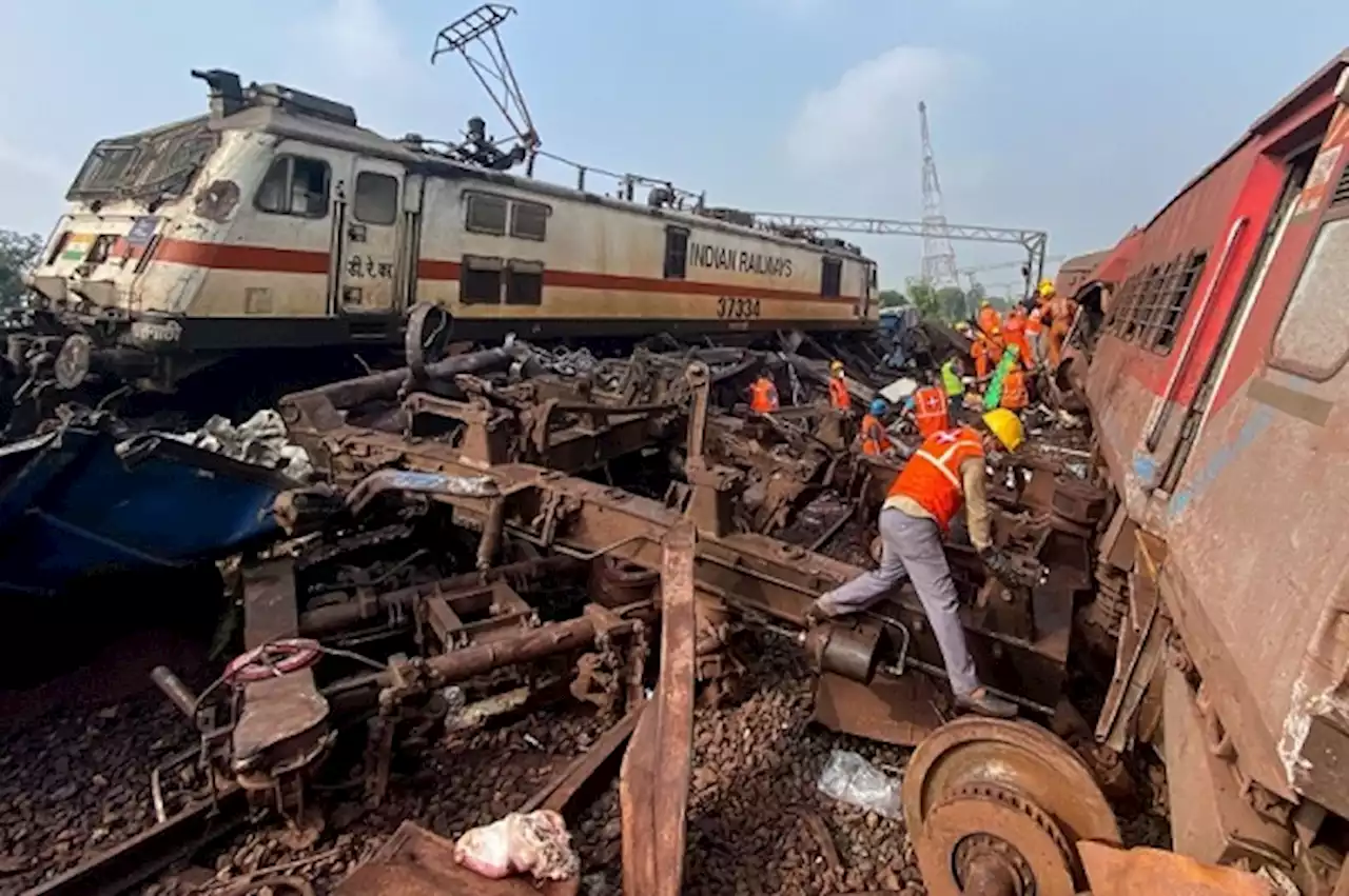 More than 280 dead, hundreds hurt in India horror rail crash