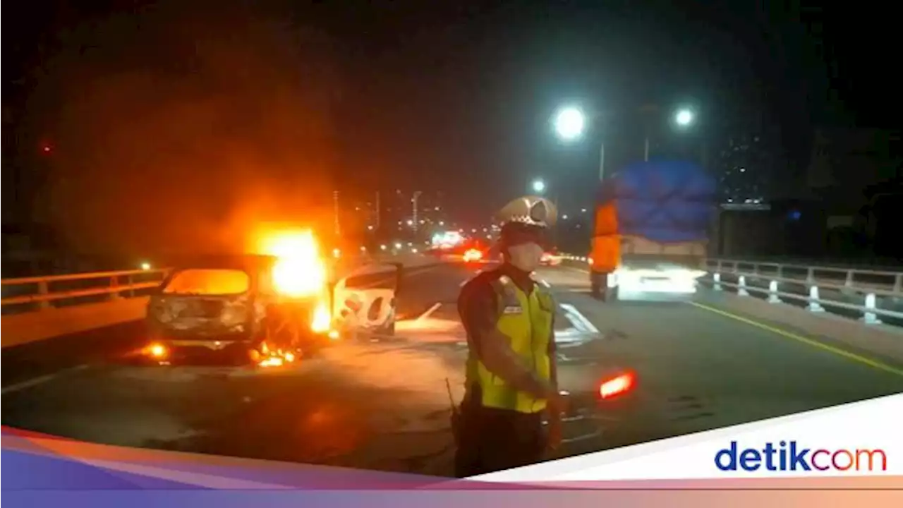 Mobil HR-V Kecelakaan hingga Terbakar di Km 15 Tol Dalam Kota