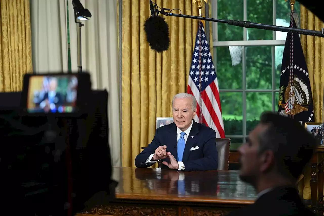 Biden firma el acuerdo para elevar el techo de deuda hasta 2025