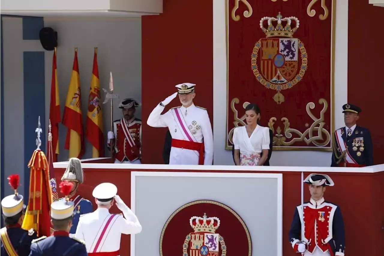 Las Fuerzas Armadas se dan un baño de masas en Granada en un desfile presidido por los Reyes