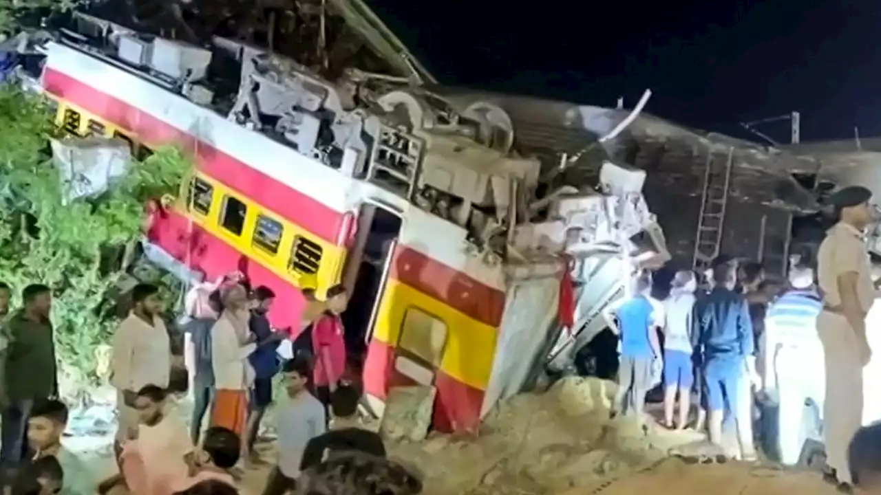 More than 200 killed, 900 hurt after 2 trains derail in India