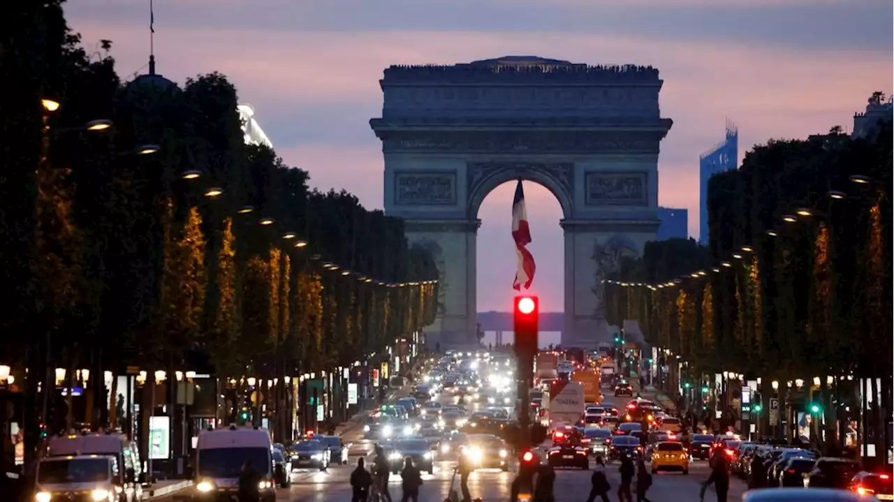 Arc de Triomphe aux couleurs LGBT : l'artiste américain Ian Padgham défend son œuvre vidéo controversée