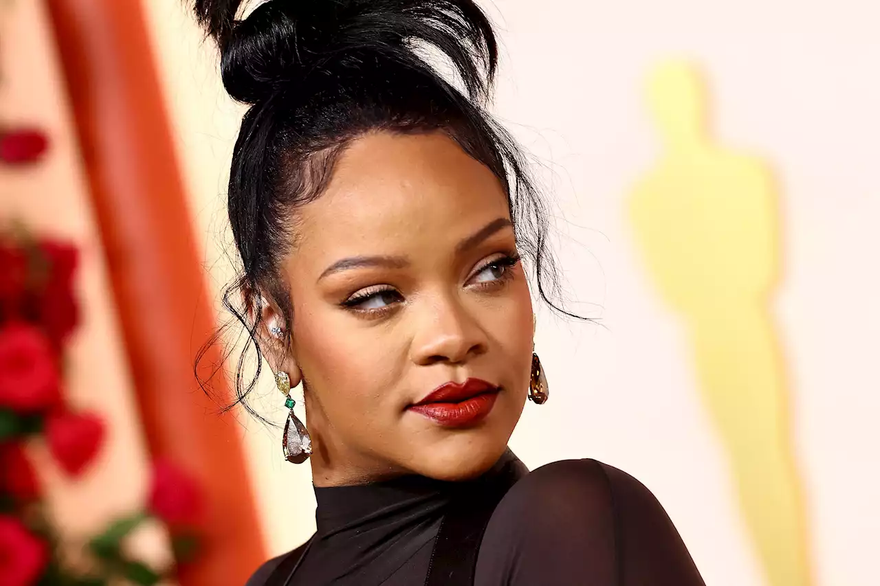 A Very Pregnant Rihanna Wears ‘Use A Condom’ Tee, And Twitter Users Totally Approve