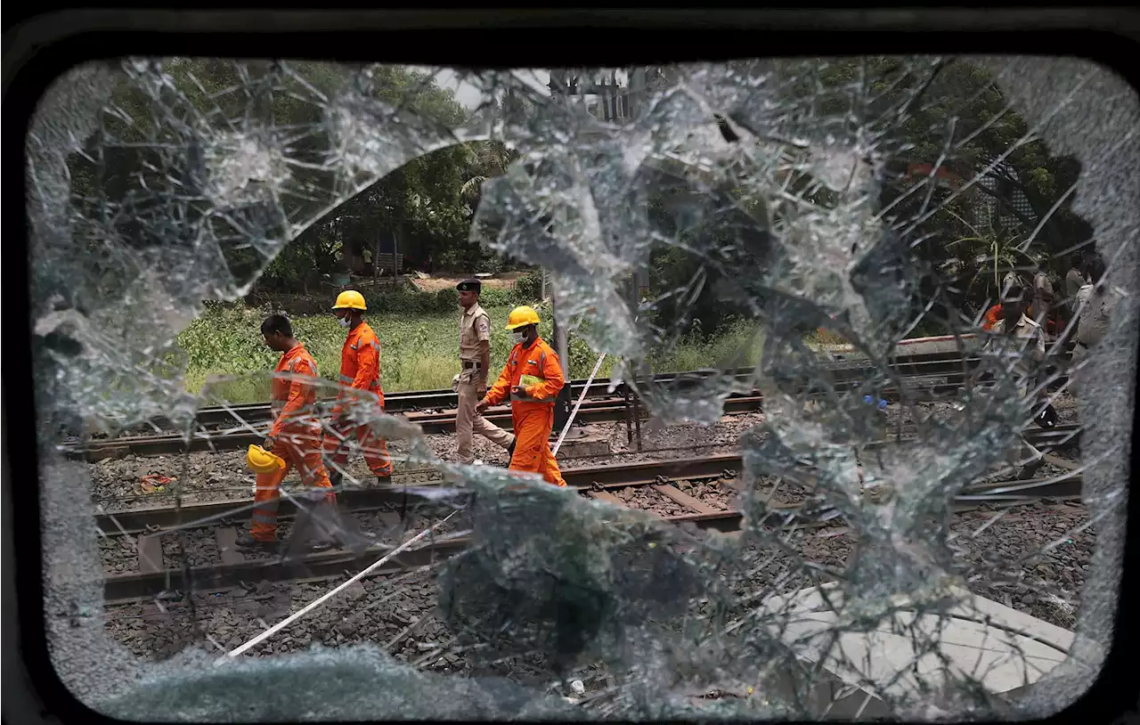 Las dramáticas imágenes que deja el accidente múltiple de trenes de Odisha, la peor tragedia ferroviaria en dos décadas en la India