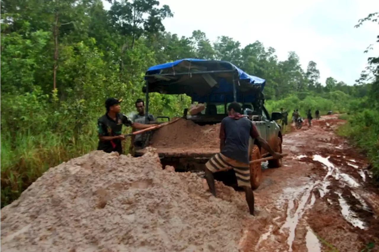 Satgas TMMD Bersama Warga Perbaiki Jalan Rusak