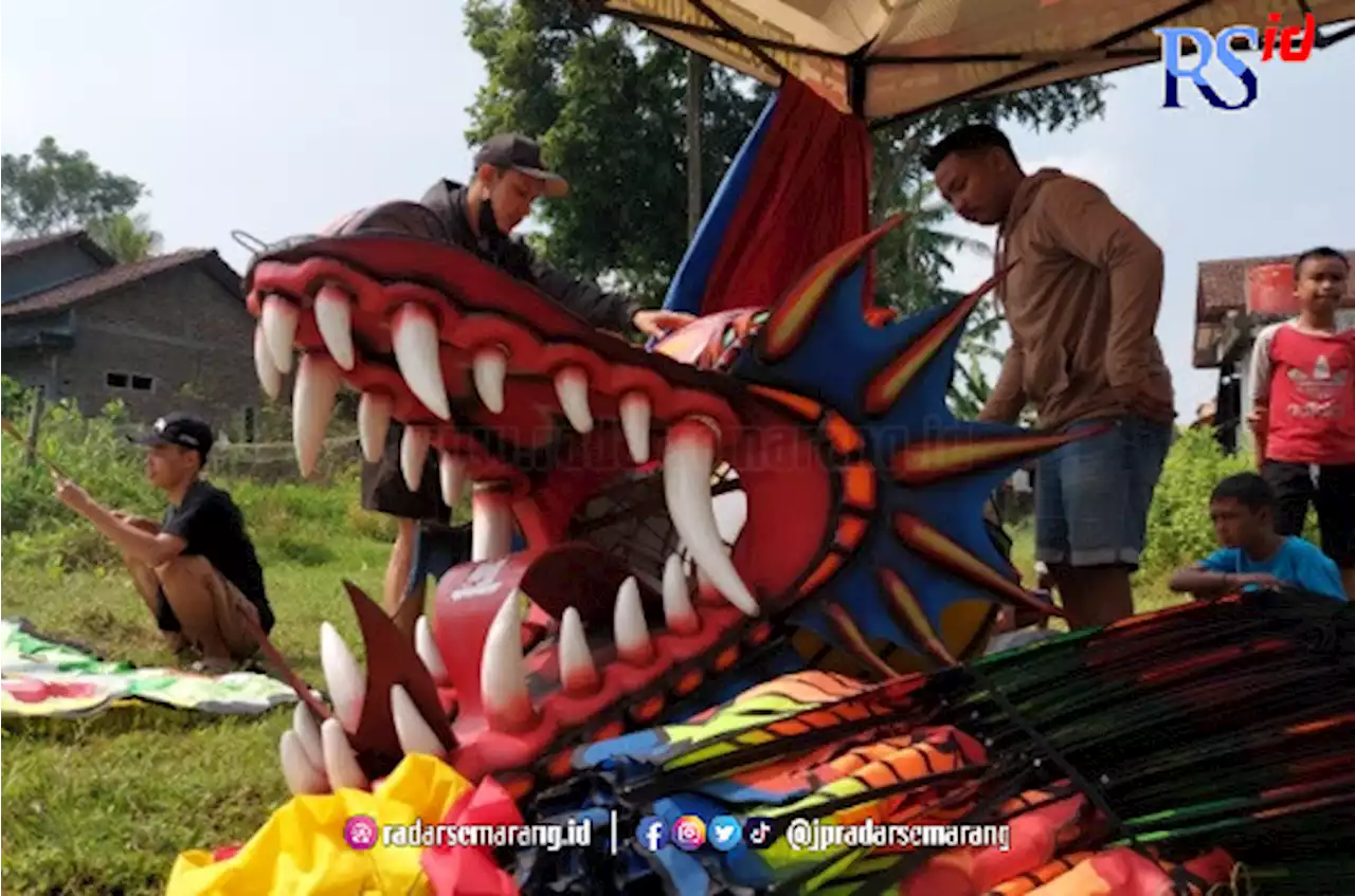 Terbangkan Layang-Layang Naga Seberat 60 Kg