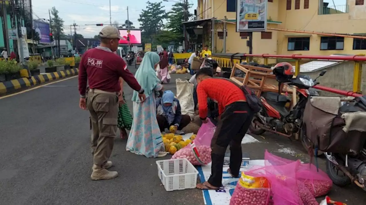 Terus Ingatkan agar Bubar Tepat Waktu, PKL Geladak Kembar Membandel