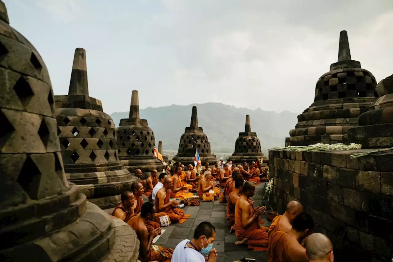 Puncak Perayaan Waisak: Pelataran Candi Borobudur Dibatasi Hanya Untuk Umat Buddha yang Beribadah