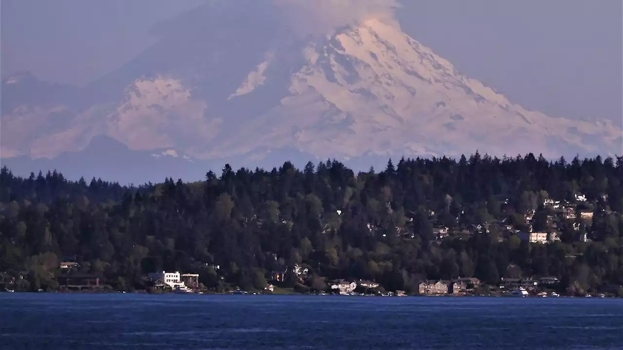 Climber collapses and dies near Mt. Rainier summit