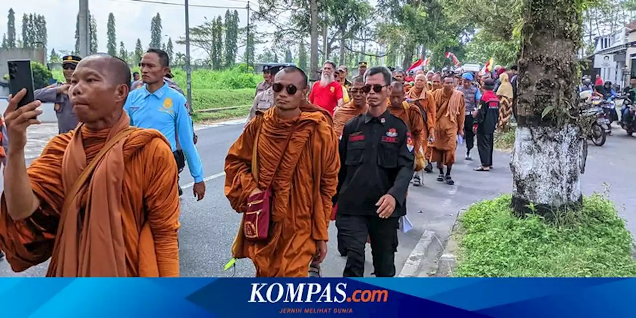 Biksu Thudong Disambut Antusias Warga, PKB: Jadi Perhatian Dunia dan Dipuji Banyak Negara