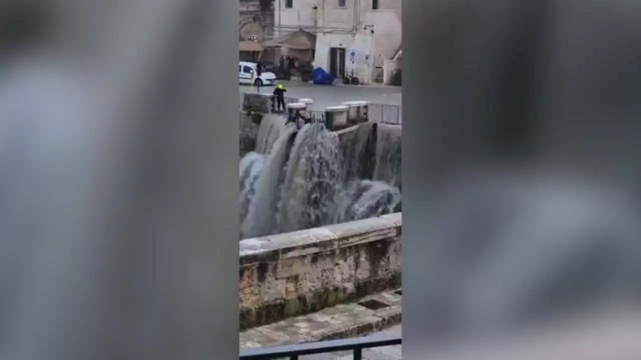 Matera, la pioggia si riversa per le strade: il passante trascinato dalla corrente