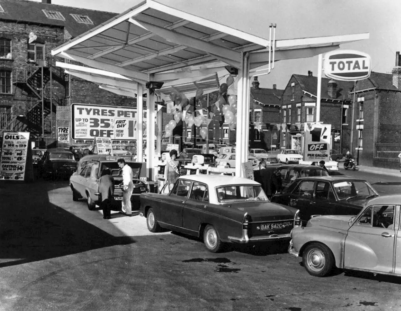 West Leeds in 1970: The day drivers queued at the opening of a new motorists supermarket