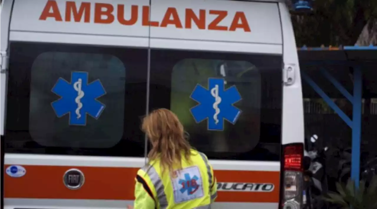 Prato, travolto da un'auto mentre è fermo: morto ciclista 62enne