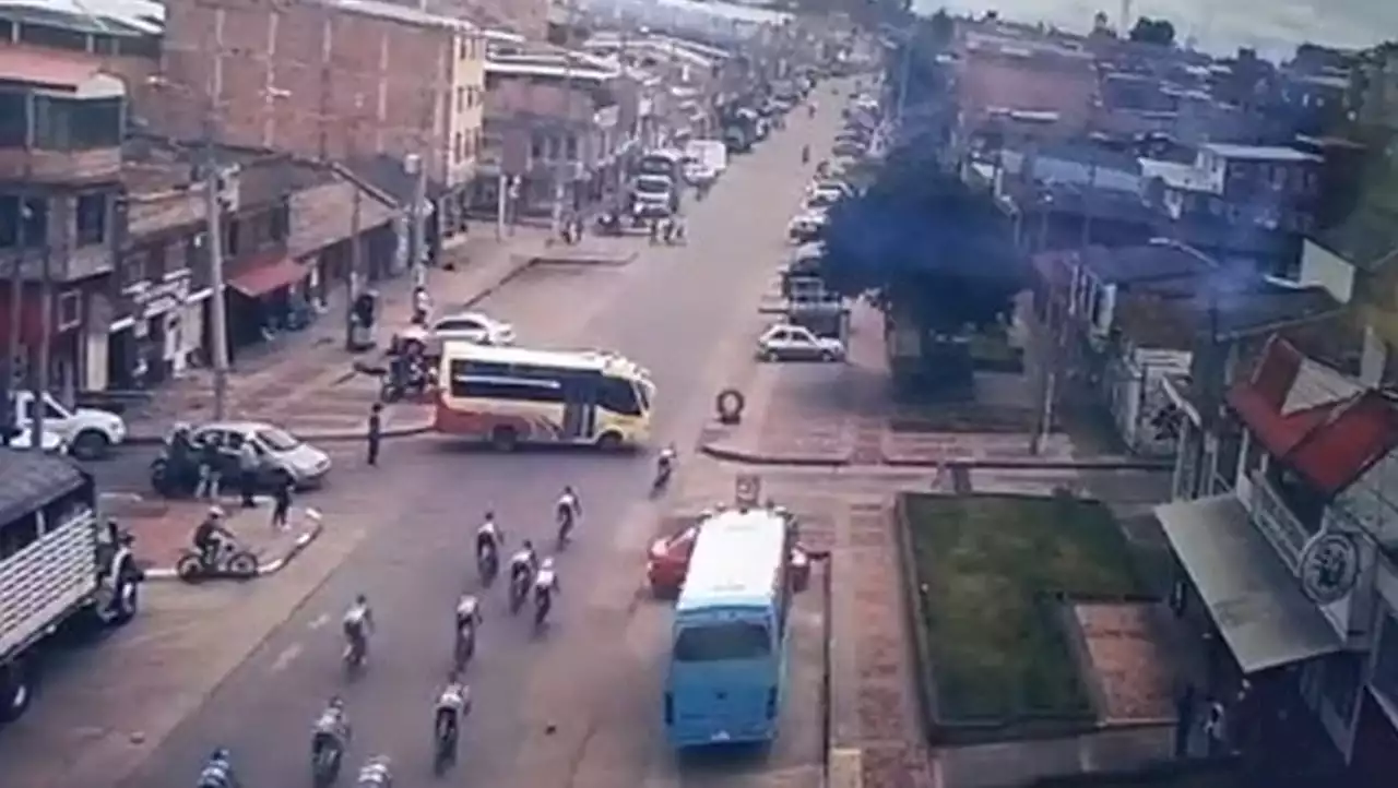 VIDEO. ¡Qué imprudencia! Bus cruzó por vía donde transitaban ciclista en pleno evento deportivo