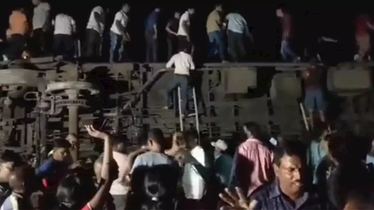 VIDEO. ¡Terrible! Una cantidad de muertos y varios heridos dejó un choque entre dos trenes en India