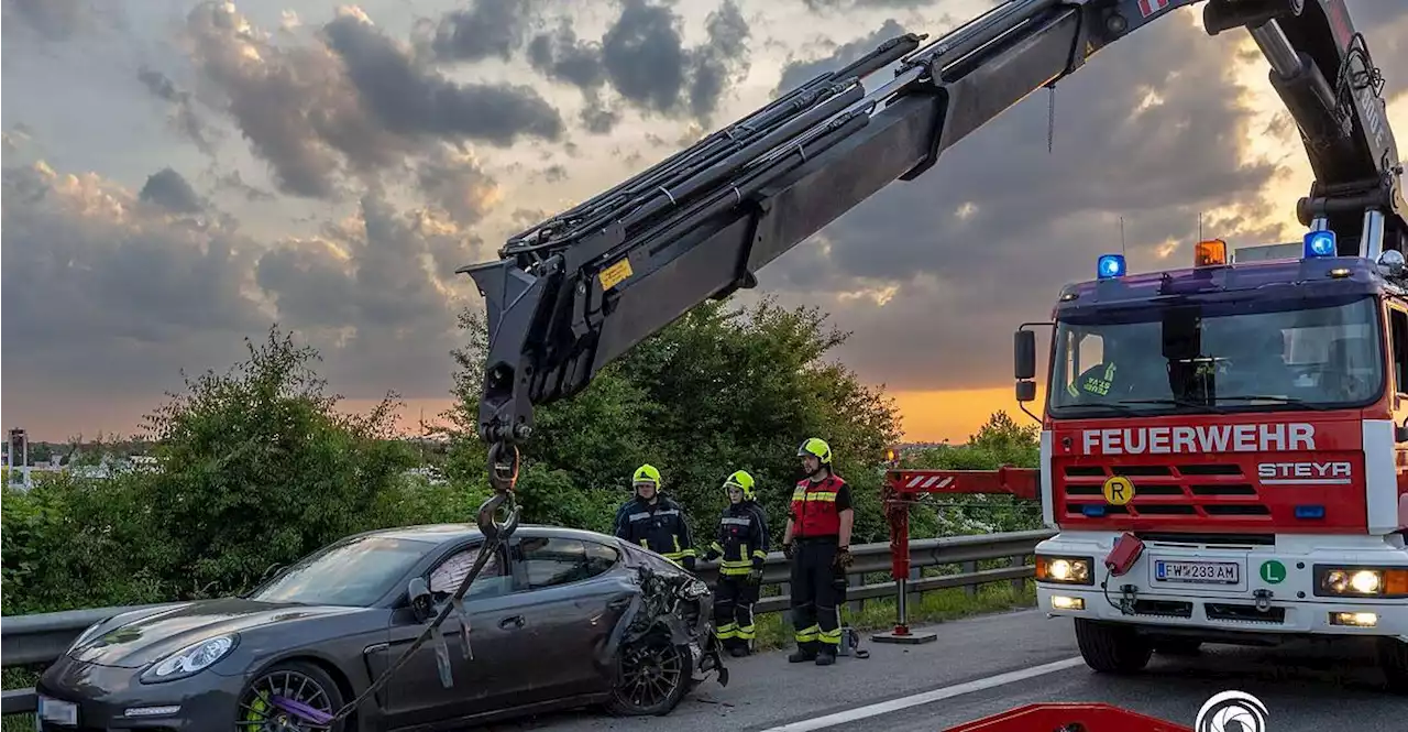 Spektakulärer Unfall mit Porsche und Lkw auf der A1