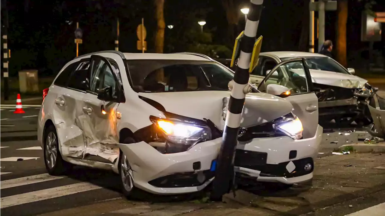 Ravage na botsing tussen twee auto's in Amsterdam-Buitenveldert