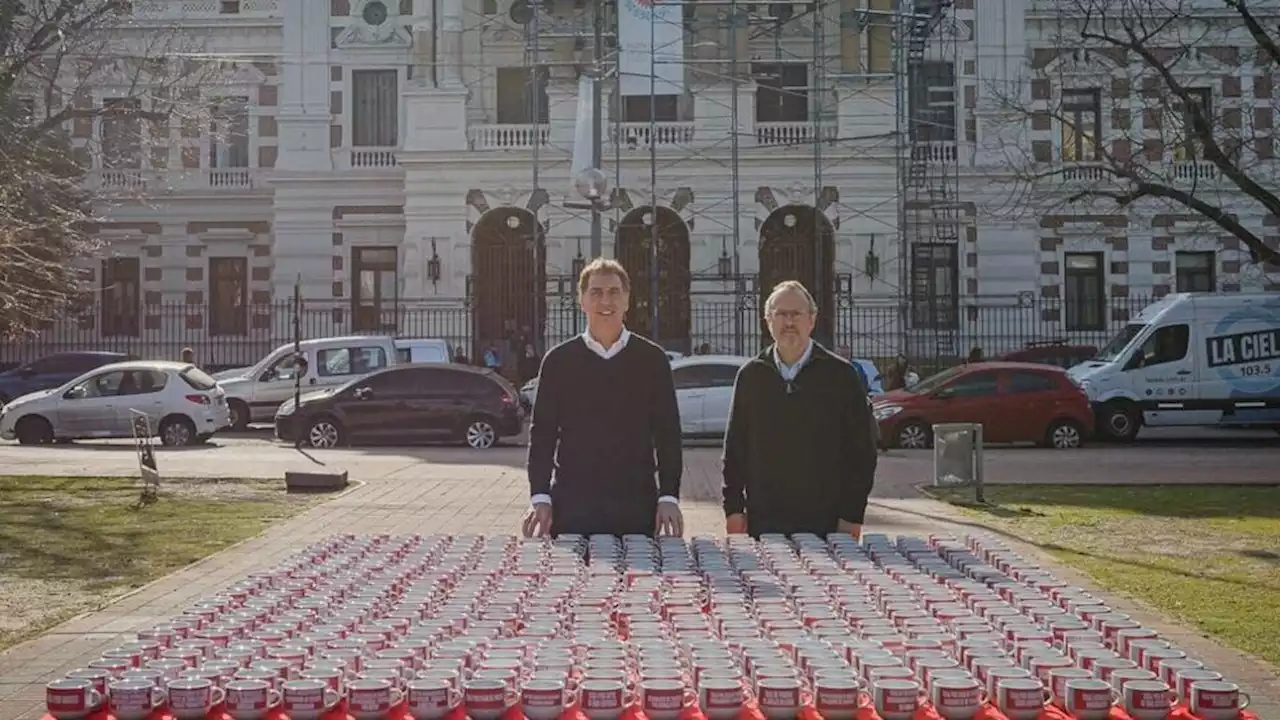 Santilli, de campaña con tazas contra las tasas | La propuesta del precandidato a gobernador bonaerense y el particular modo de plantearla