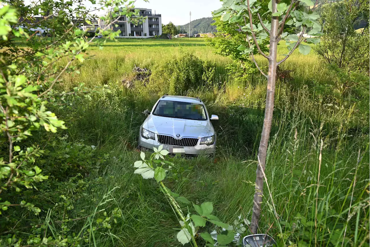 Bütschwil SG: Škoda-Fahrerin (85) fährt rückwärts in Bachbett