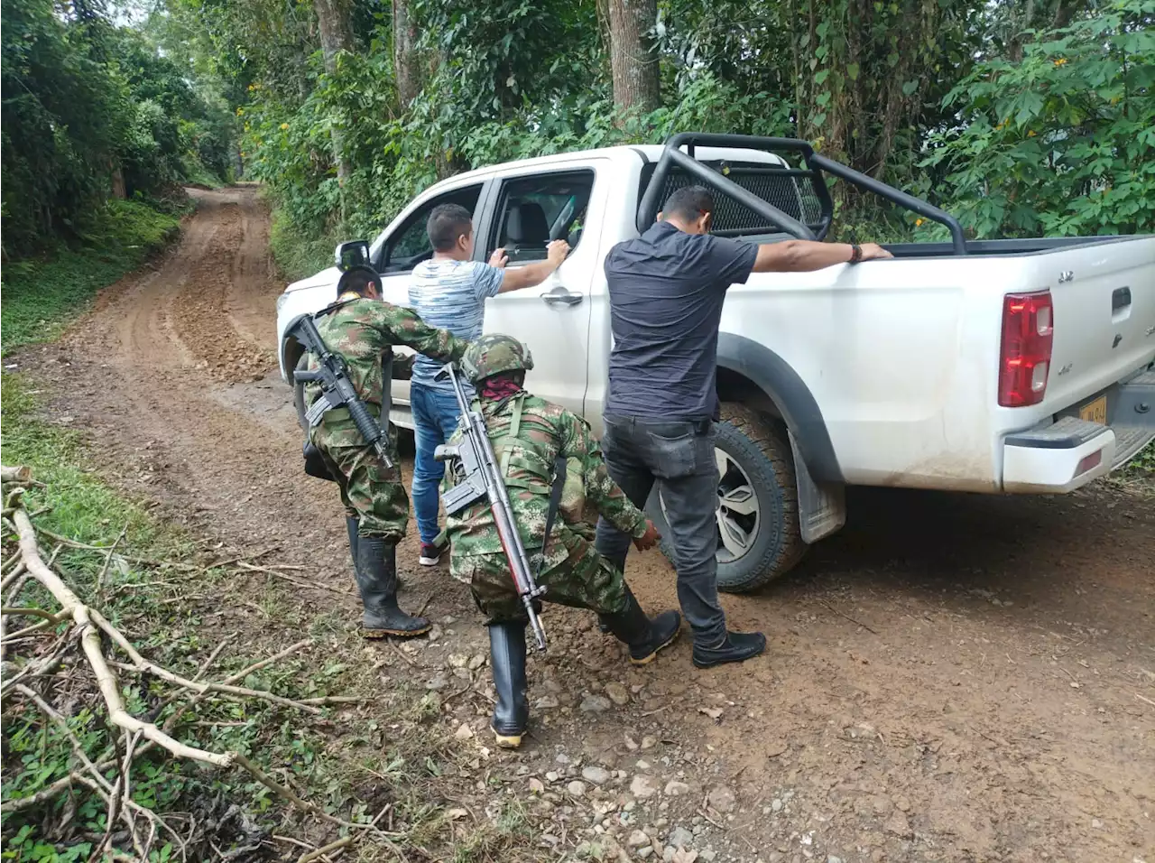 Escoltas de la UNP fueron asaltados por grupo ilegal; les quitaron las armas de dotación - Pulzo