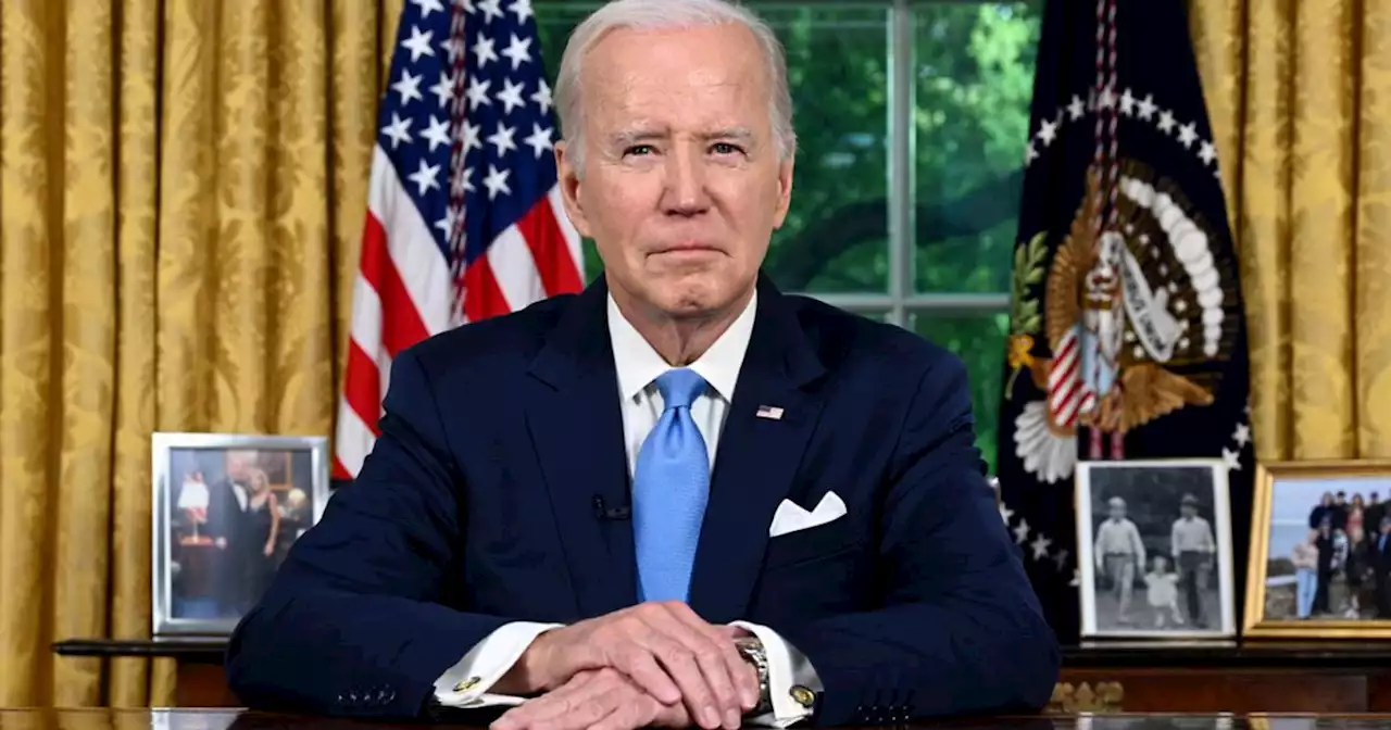 Joe Biden firma la legge che evita un default senza precedenti per gli Stati Uniti