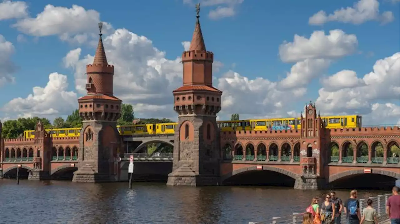 Feuerwehr rettet Mann nach Sprung von der Oberbaumbrücke