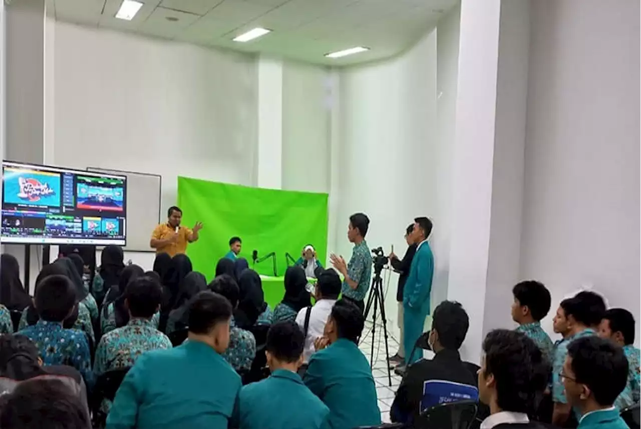 Para Siswa Akui Kagum Melihat Eksebisi Broadcaster di Creabest UNM |Republika Online