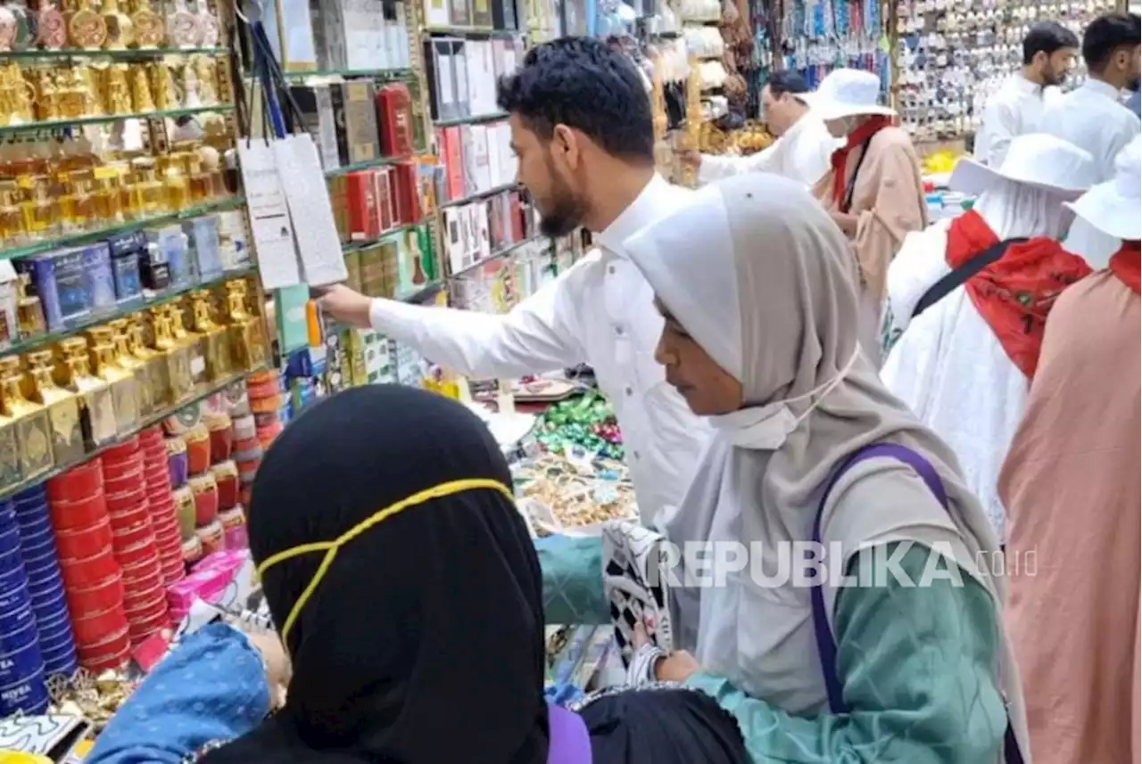 Sebelum ke Makkah, Jamaah Haji Indonesia Mulai Berburu Oleh-Oleh |Republika Online